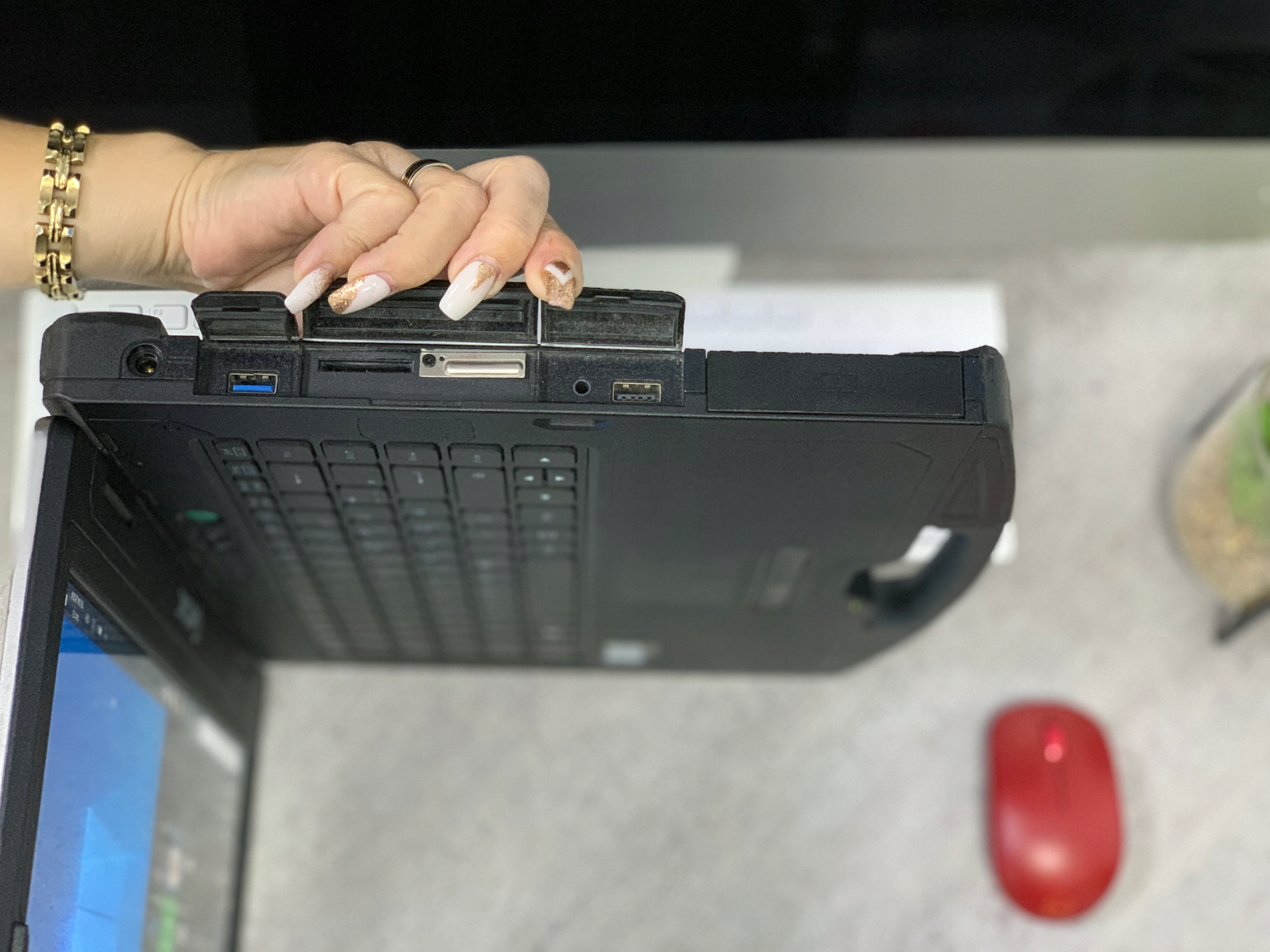 Laptop przemysłowy GETAC S410 G3 i7-8665u 32GB 1024SSD DOTYK WINDOWS 11 - obrazek 6